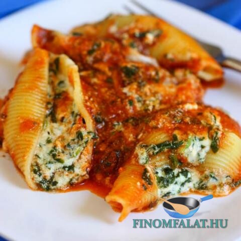 Spenóttal, ricottával töltött kagylótészta paradicsomszószban recept